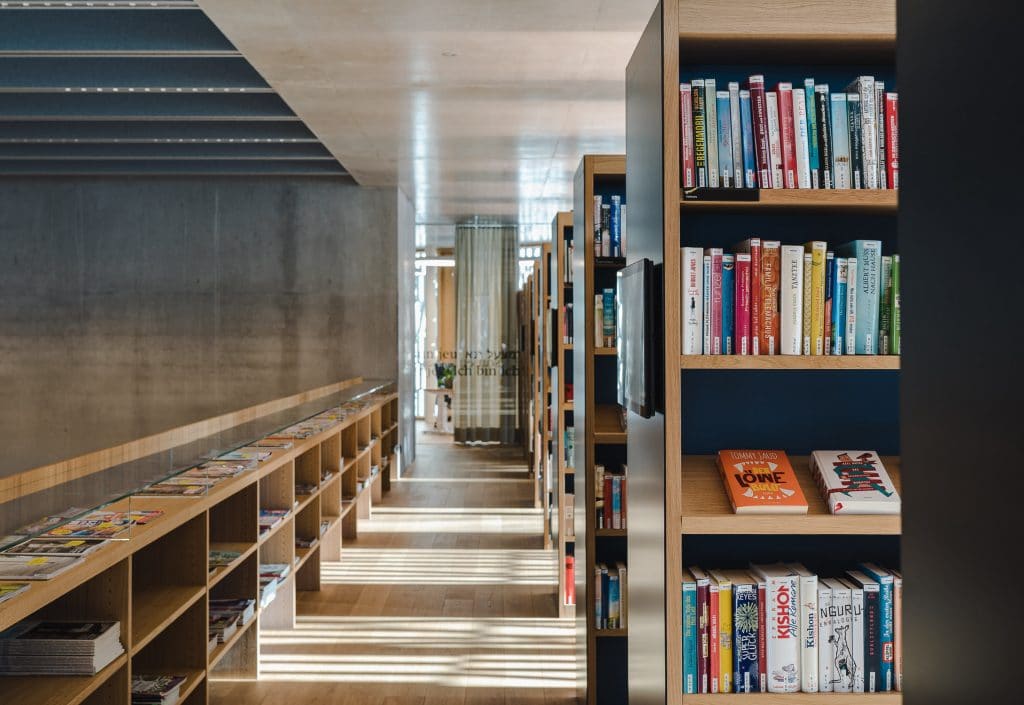 Stadtbibliothek mit viel Licht und hohe Räume
