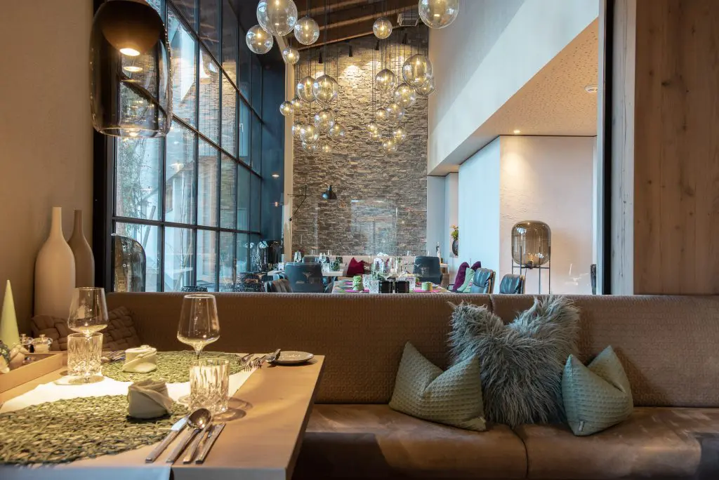 Hotelrestaurant mit gedeckten Tischen und Weischnachtsdekoration